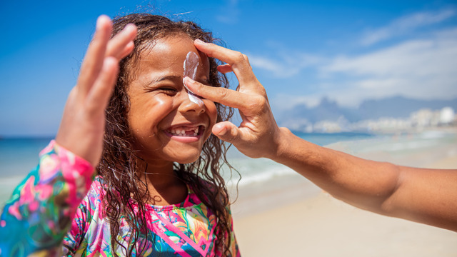 Apply sunscreen carefully to protect the skin 